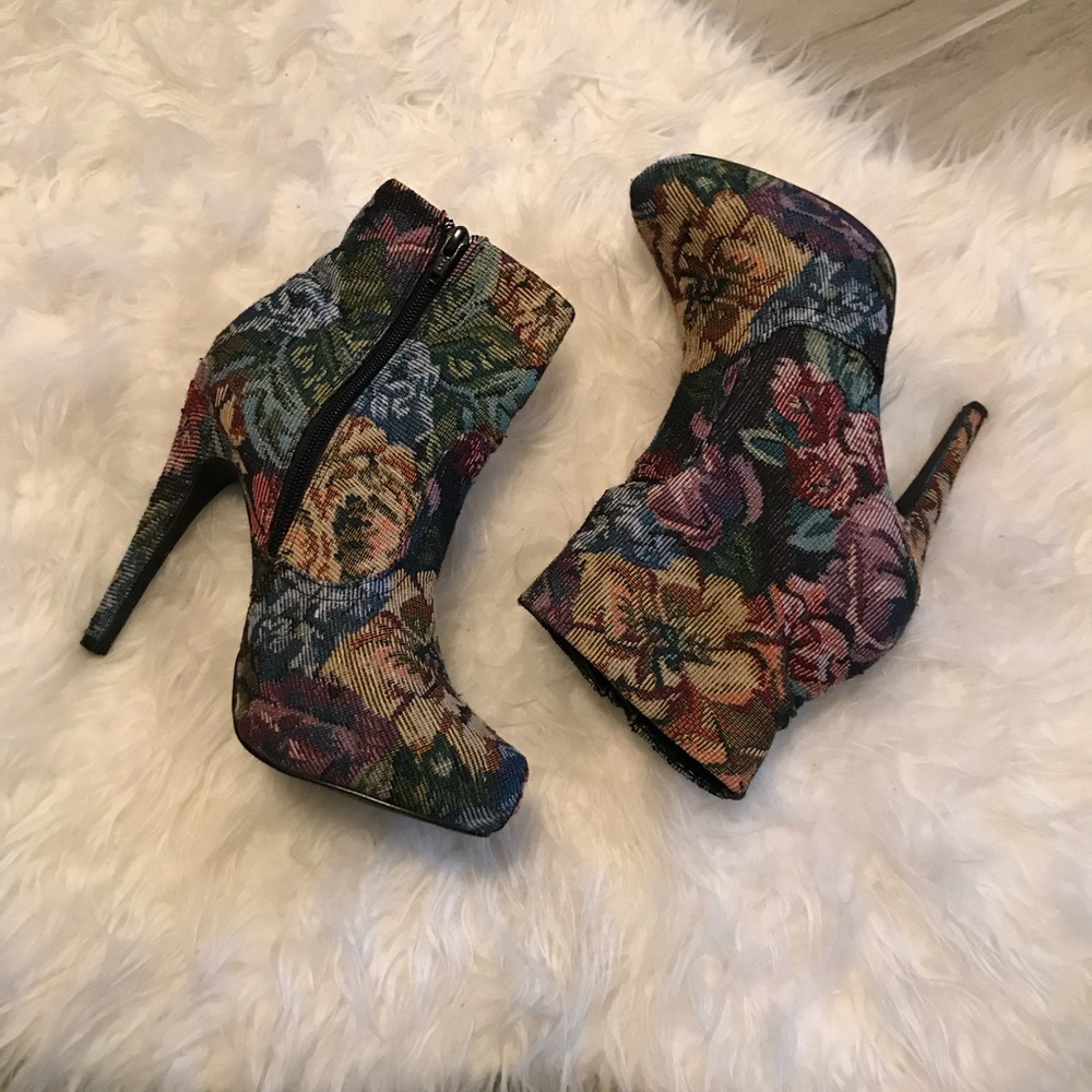Diba Floral Platform Ankle Boot - Size 8